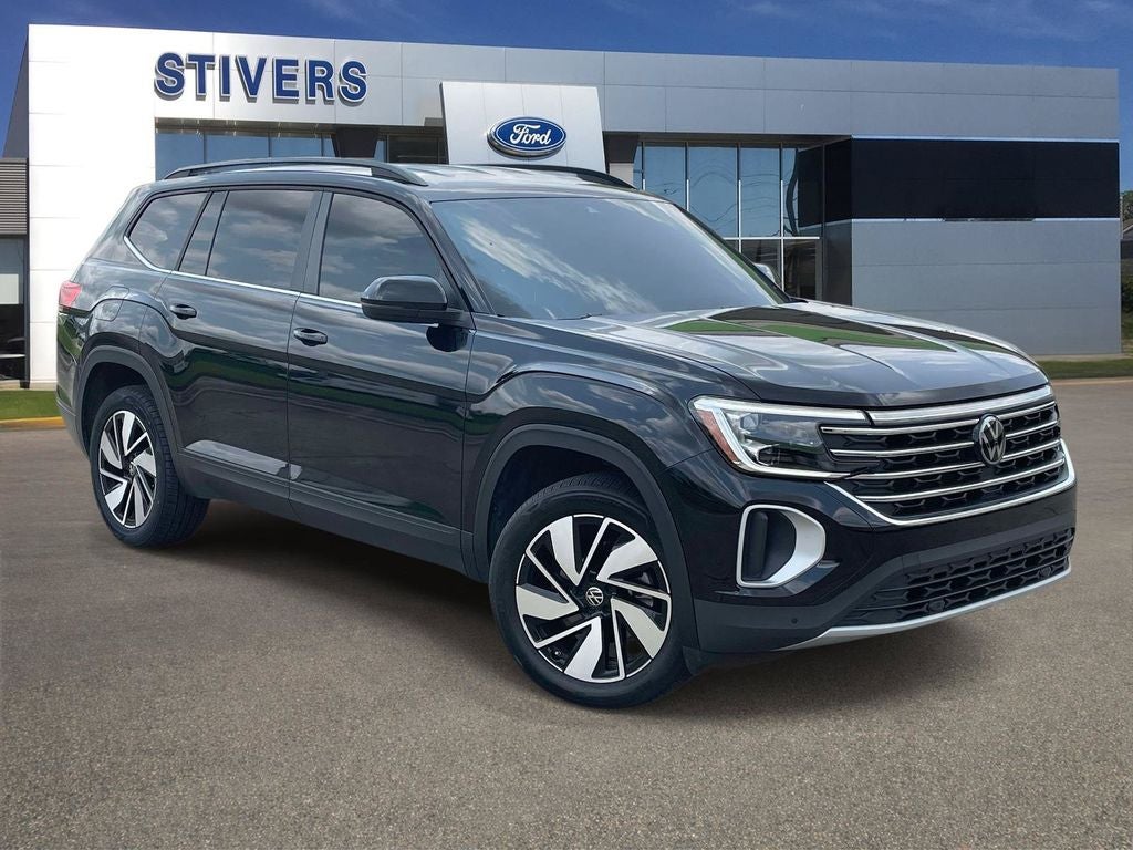 2024 Volkswagen Atlas 2.0T SE w/Technology in Black — front three-quarter view