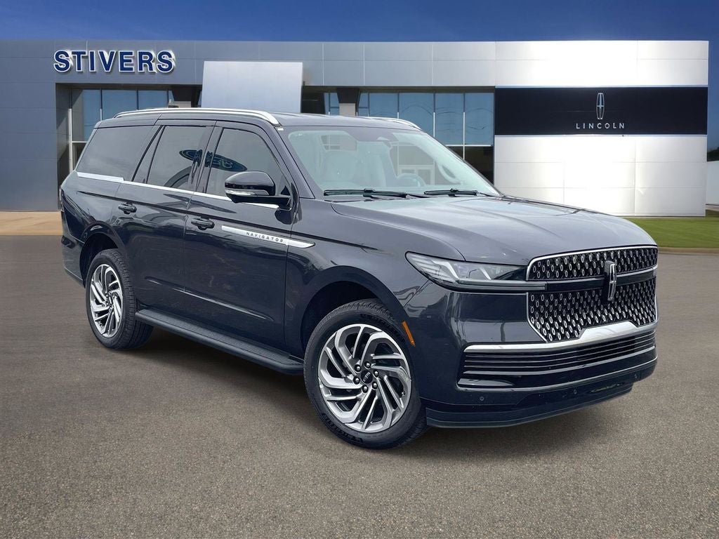 2026 Lincoln Navigator Premiere in Starlight Gray Premium Colorant — front three-quarter view